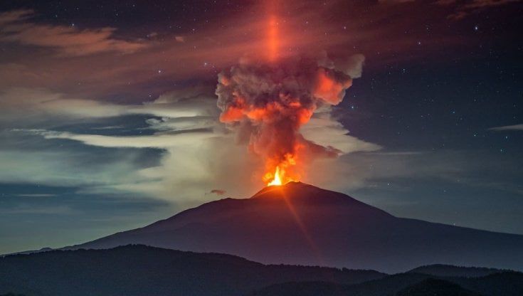 Etna, i pilastri di luce del vulcano foto del giorno dalla Nasa