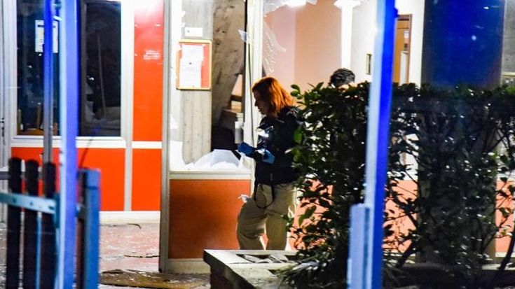 Paura nel quartiere Parella, esplosione devasta l’ingresso di un condominio: caccia all’attentatore