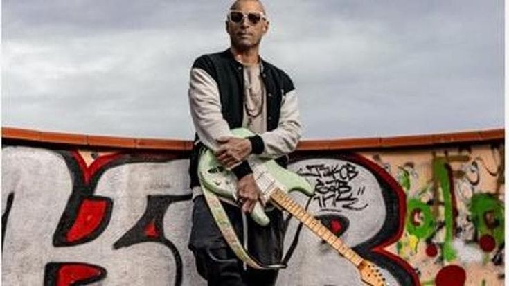 Alex Britti: “Mi occupo di mio figlio ma non chiamatemi mammo. Sulla libertà di genere siamo indietro, ingannati dai social. La musica? Troppe meteore. Se incontrassi Jimi Hendrix gli farei una carbonara”