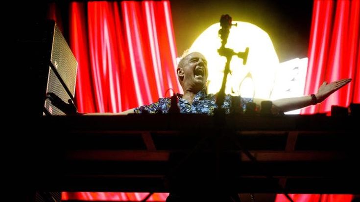 Fatboy Slim, da dj a frullatore culturale. E Brad Pitt e George Clooney ballano sul cubo per lui