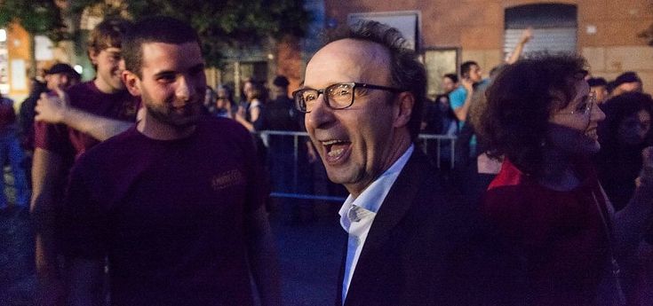 Benigni ricorda Troisi. "Riapriamo le porte del sogno, solo quelle ci rimangono"