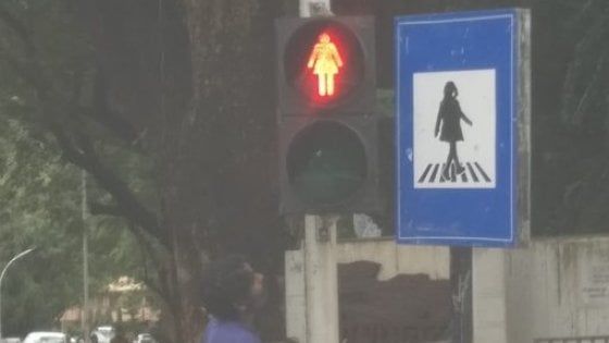 India, Mumbai inaugura semafori e cartelli stradali al femminile