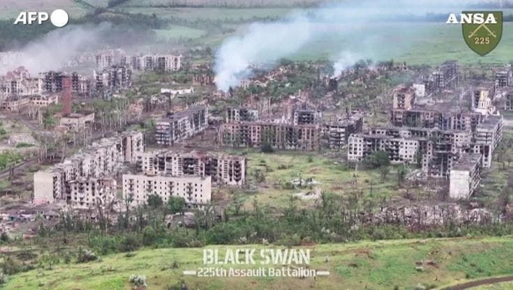 Ucraina, la città di Chasiv Yar distrutta dai bombardamenti russi: le immagini dal drone