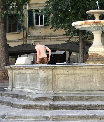 Firenze, fa caldo e lui fa il bagno nella fontana della piazza: nudo