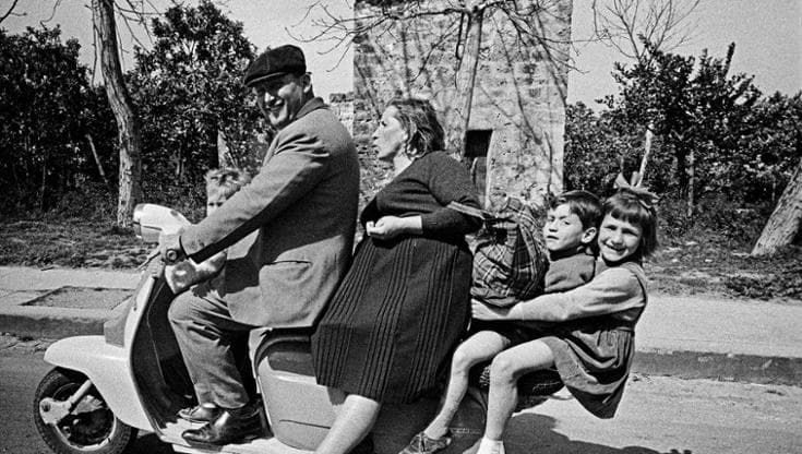 Gli italiani degli anni ’60: il nostro come eravamo nelle foto di Bruno Barbey