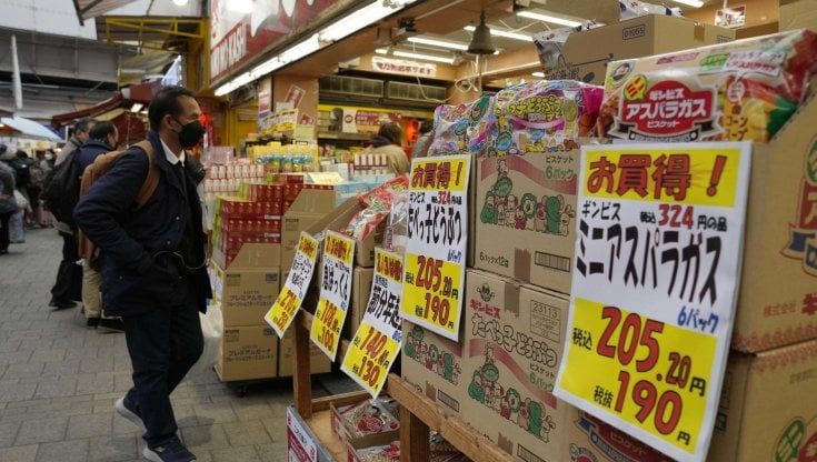 Tokyo punta sullo shock inflazione per far aumentare gli stipendi