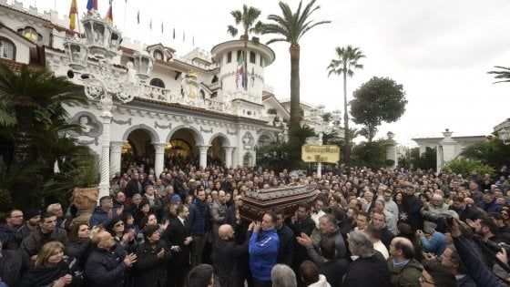 Morto il boss cerimonie: colombe bianche, orchidee e rose per la bara