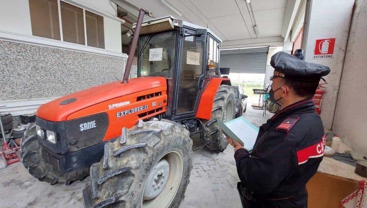 Tragedia nel Vercellese, alla guida del trattore investe e uccide la madre 