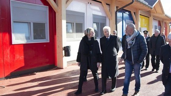 Mattarella ai bimbi di Amatrice: "Il vostro futuro nel cuore di tutti gli italiani". Nella notte scossa di magnitudo 3.2 