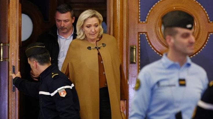 Francia, l’accusa non fa sconti: “Le Pen interdetta per 5 anni”