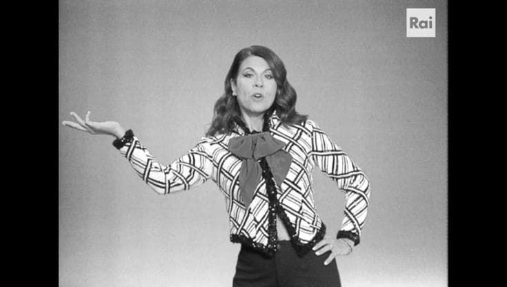Geppi Cucciari canta Raffaella Carrà nella nuova sigla di Splendida cornice: "Chissà se c'è Rai 3"