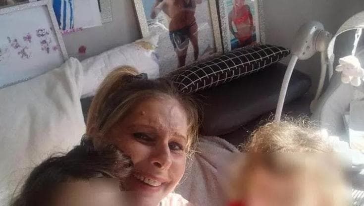 La madre di Beatrice ripete: “E’ caduta dalle scale”. Ma c’è l’impronta di una scarpa sul corpicino