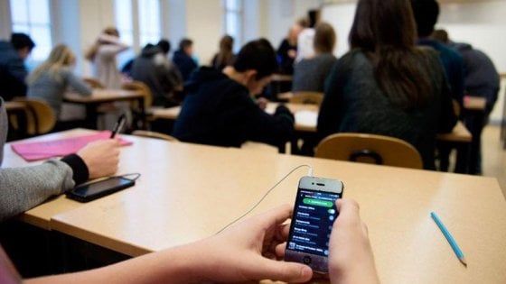 Biella, giro di vite sullo smartphone in classe: "lavori forzati" per gli studenti trasgressori