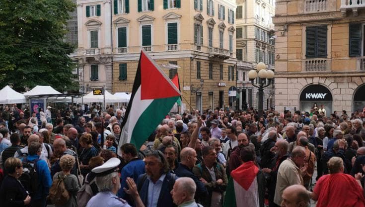 Genova per Gaza, la mobilitazione continua: nuova fiaccolata per la Flotilla e Università occupata