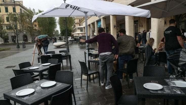 Green Pass nei locali pubblici, gli esercenti: "Così si mettono in ginocchio interi settori". Sì dello spettacolo