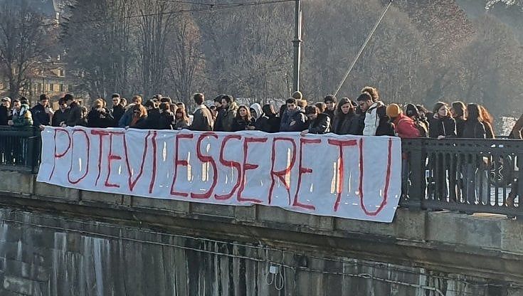 "Potevi essere tu", gli amici di Mauro appendono uno striscione ai Murazzi per cercare testimoni