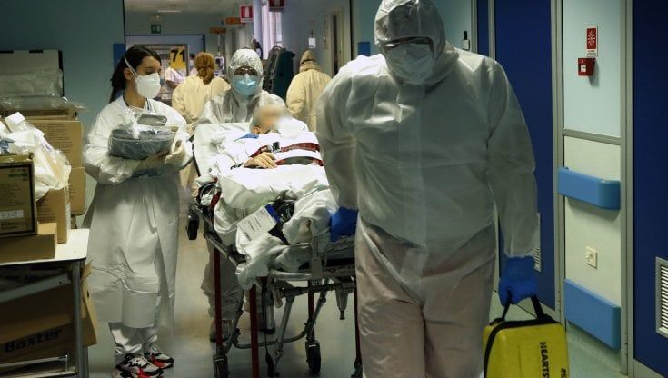 Il mal di schiena sintomo del Covid: una 42enne scopre così il contagio. L'infettivologo: "Dolori da ossa rotte soprattutto per le donne"