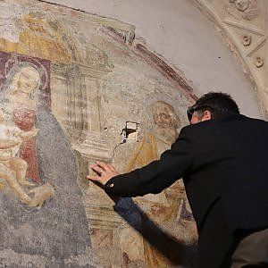 Basilica di San Giovanni Maggiore: gli operai bucano un affresco del ‘500 