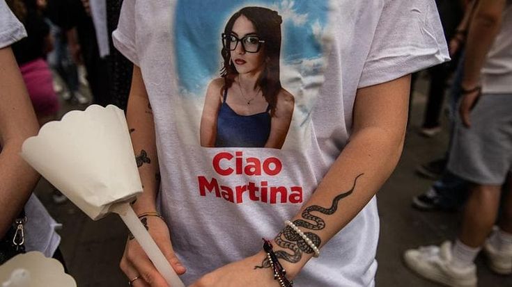 I peluche e una lapide. Quel che resta oggi di Martina, uccisa a 14 anni a colpi di pietra