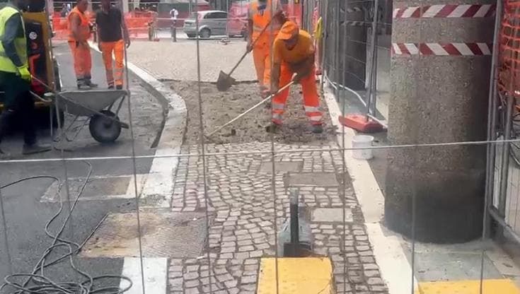 In via Lame operai al lavoro dopo l’allagamento nel negozio Ugo Home