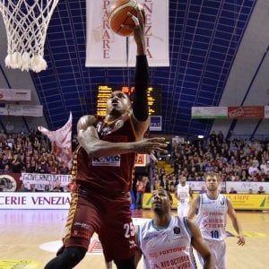 Basket, Champions League: Venezia al secondo posto, Varese saluta la Coppa