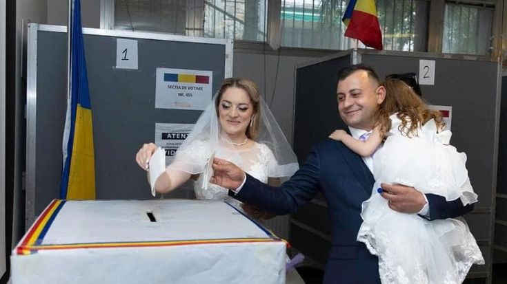 La Spezia, al seggio vestiti da sposi per votare alle elezioni in Romania, il video diventa virale