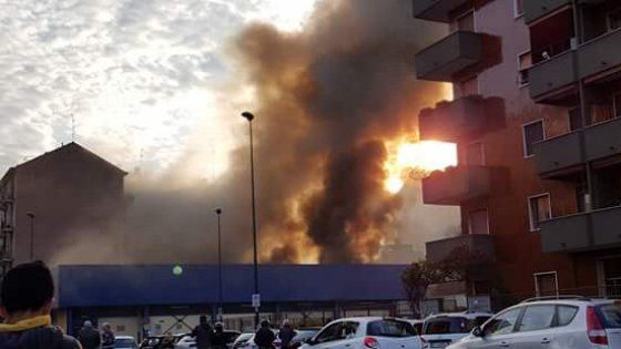 Incendio a Sesto San Giovanni, maxi rogo di carta igienica: distrutto il supermercato