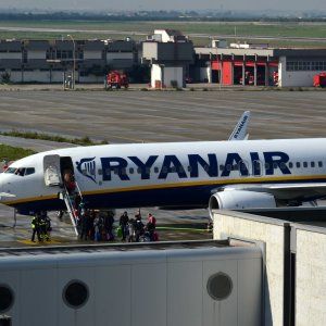 Bari, l'aeroporto rischia di perdere i voli low cost Ryanair. E Alitalia scende in campo