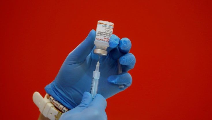 Intervista all’immunologo del Cts Abrignani: “Dovremo prepararci al richiamo. L’immunità cala e ci sono le varianti”