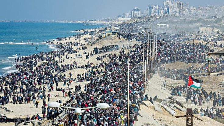 Ritorno a Gaza City, dopo 15 mesi di guerra in centinaia di migliaia si incamminano verso nord