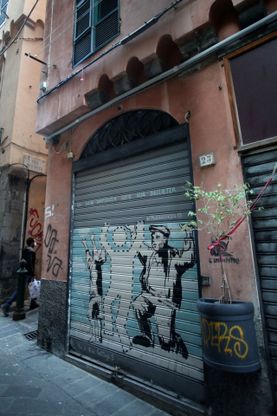 Maddalena, residenti in piazza
