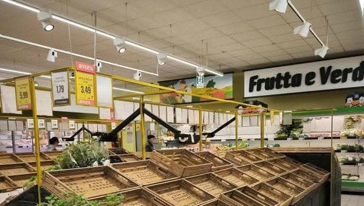 "Merce esaurita”, la protesta degli autotrasportatori svuota i supermercati al Sud. Blocco a Bitonto