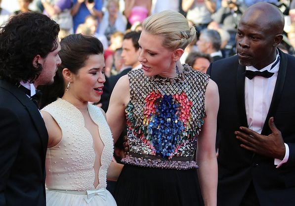 Cannes 2014, sbircia sotto il vestito di America Ferrera: bloccato