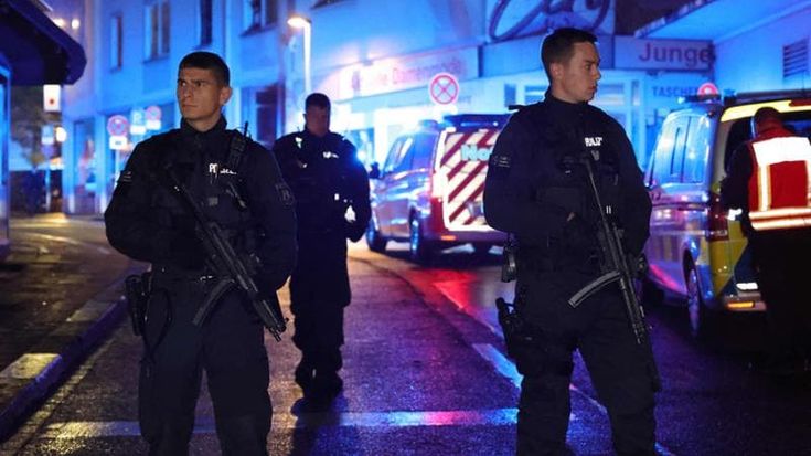 Germania, assalto con coltello a Solingen: tre morti e otto feriti. Rivendica l’Isis. Blitz della polizia in un centro rifugiati