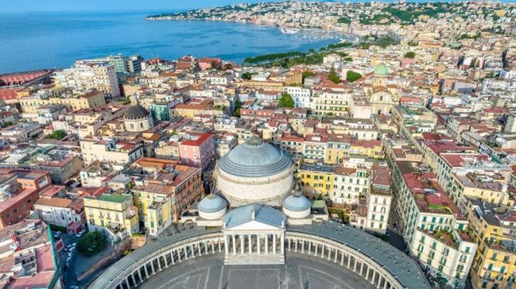 Tutti pazzi per Napoli: boom di prenotazioni