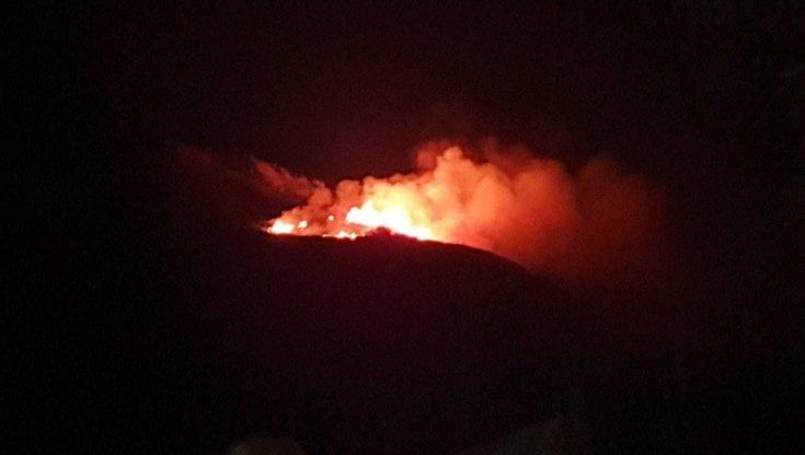 Ischia,  incendio sul monte Epomeo: le fiamme lambiscono Panza
