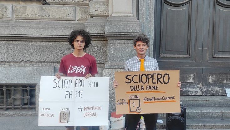 Sciopero della fame per il clima, a Milano il 16enne Francesco passa il testimone ad Alessandro: "Non ci fermiamo"