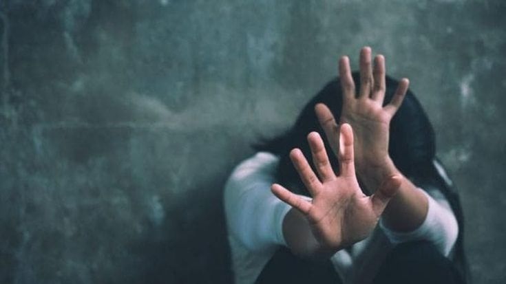 Abusi sessuali su una ragazzina di 12 anni. Invita a casa due amici di 15 e 16 anni, “le avance poi lo stupro”. La compagna che era con lei li ha filmati