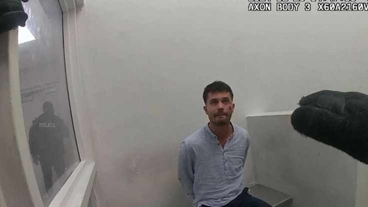 “Le manette? Te le sei meritate”, spunta un nuovo video di Matteo Falcinelli con la polizia di Miami. In Senato interrogazione al ministro degli Esteri Tajani