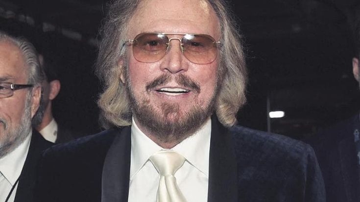 “Barry Gibb è morto”, anzi no: il web piange per errore l’ultimo Bee Gees
