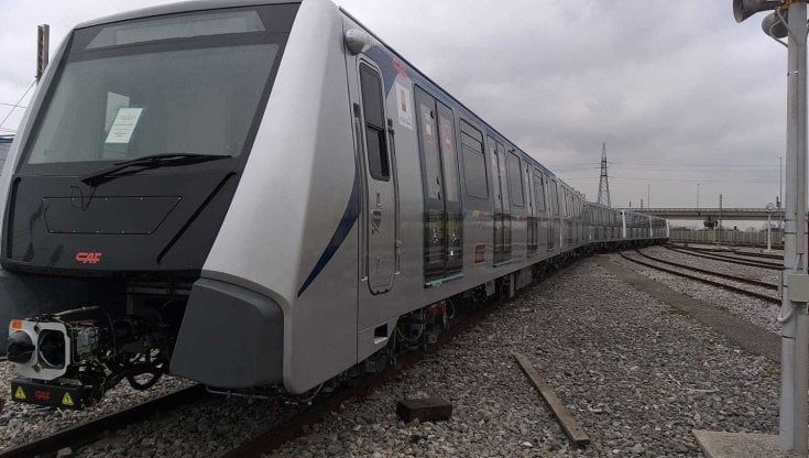 Metro Linea 1, autorizzato il primo nuovo treno. Manfredi: "Passo fondamentale per migliorare i trasporti a Napoli"