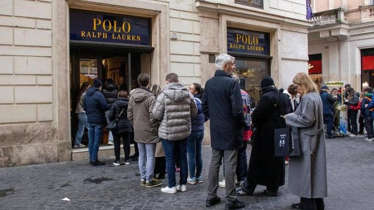 Tanta folla, negozi vuoti per i saldi debutto flop “Pochi sconti sono veri”