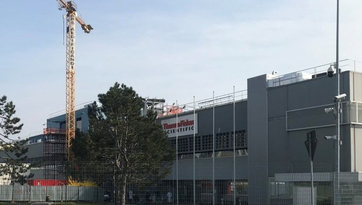 Thermo Fisher, la fabbrica di Monza pronta per la produzione di vaccini anti-Covid: al lavoro nel settore 'Sterile uno'