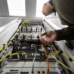 Allarme web, gli umani sono in minoranza: il 60% del traffico online generato dai robot