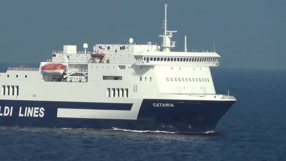 Porto di Palermo, il portellone è guasto: viaggiatori bloccati sulla nave da Salerno