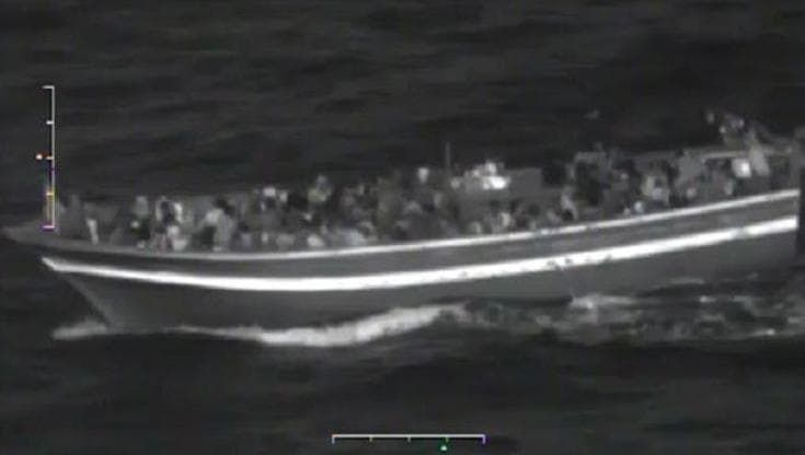 Immigrati: barcone in difficoltà, le immagini della Guardia Costiera