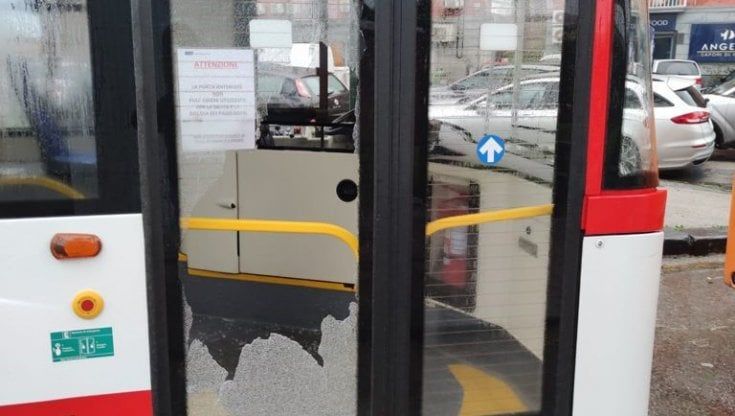 Mergellina, parcheggia auto in sosta vietata e poi frantuma vetri di un bus Anm che gli dà fastidio 