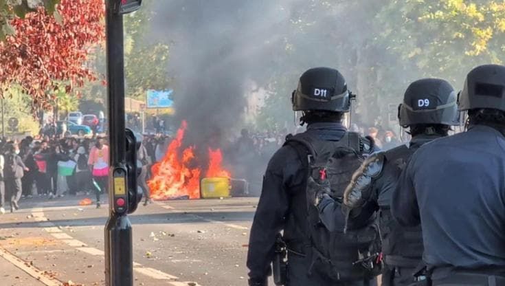 Francia, nuovi scontri tra polizia e studenti: violenti tafferugli alle porte di Parigi