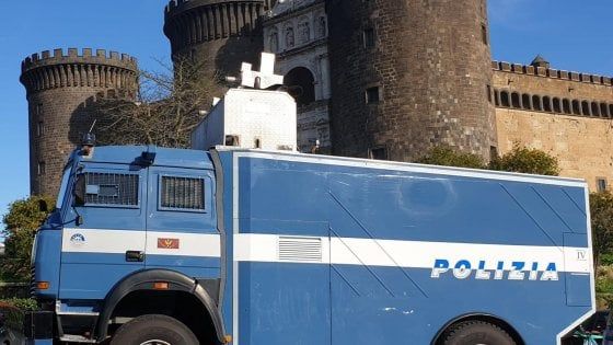 Coronavirus, idranti della polizia per sanificare le strade di Napoli