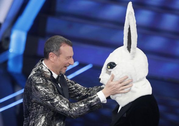 Sanremo 2020, Fiorello mantiene la promessa: sul palco come coniglio de 'Il cantante mascherato'
